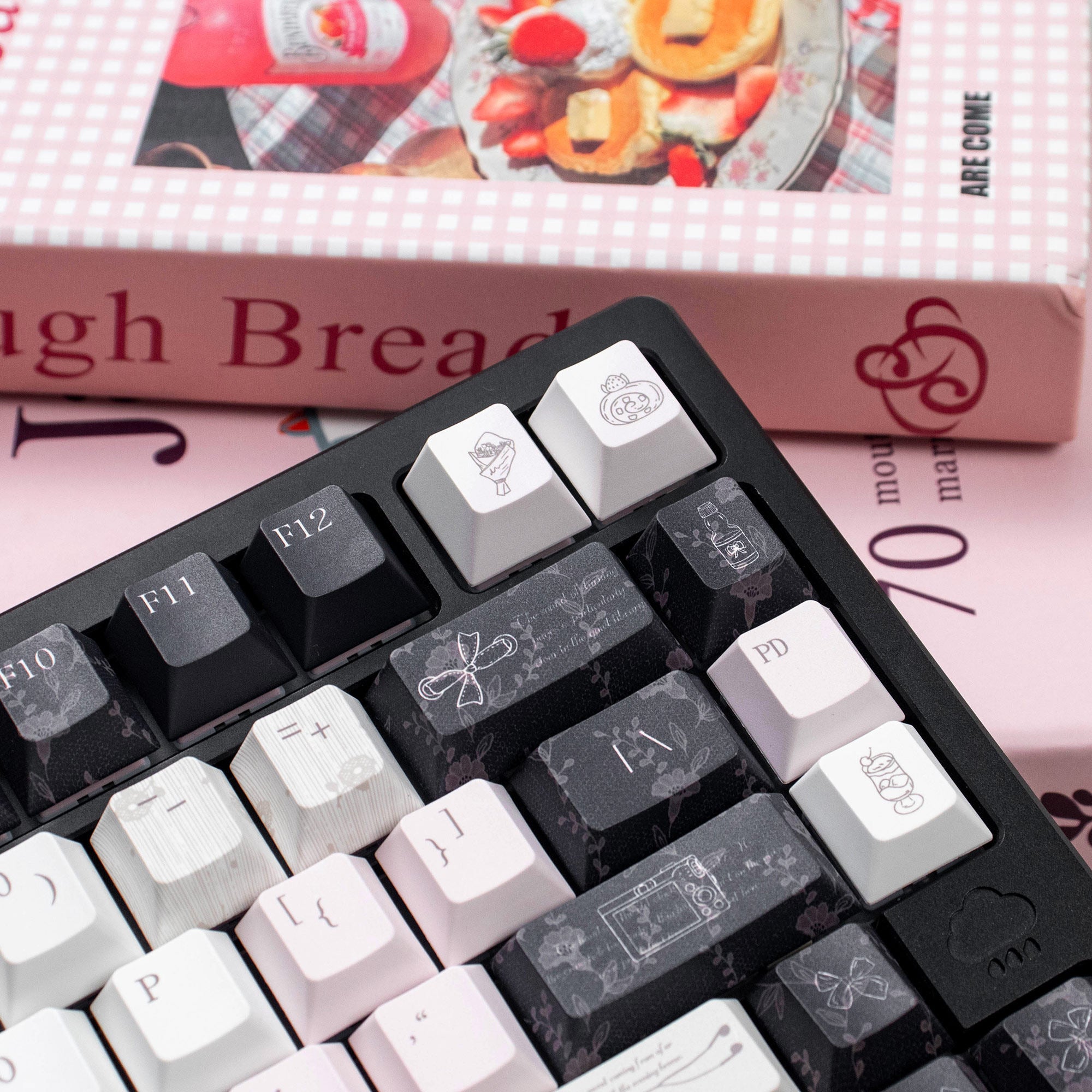 Urelab Black Veil Pink Cheeks Keycap Set